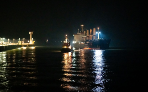 Das Frachtschiff «Polesie» wird von zwei Schleppern an den Kai der Seebäderbrücke in Cuxhaven gezogen. - Foto: Jonas Walzberg/dpa Das Frachtschiff «Polesie» wird von zwei Schleppern an den Kai der Seebäderbrücke in Cuxhaven gezogen. - Foto: Jonas Walzberg/dpa