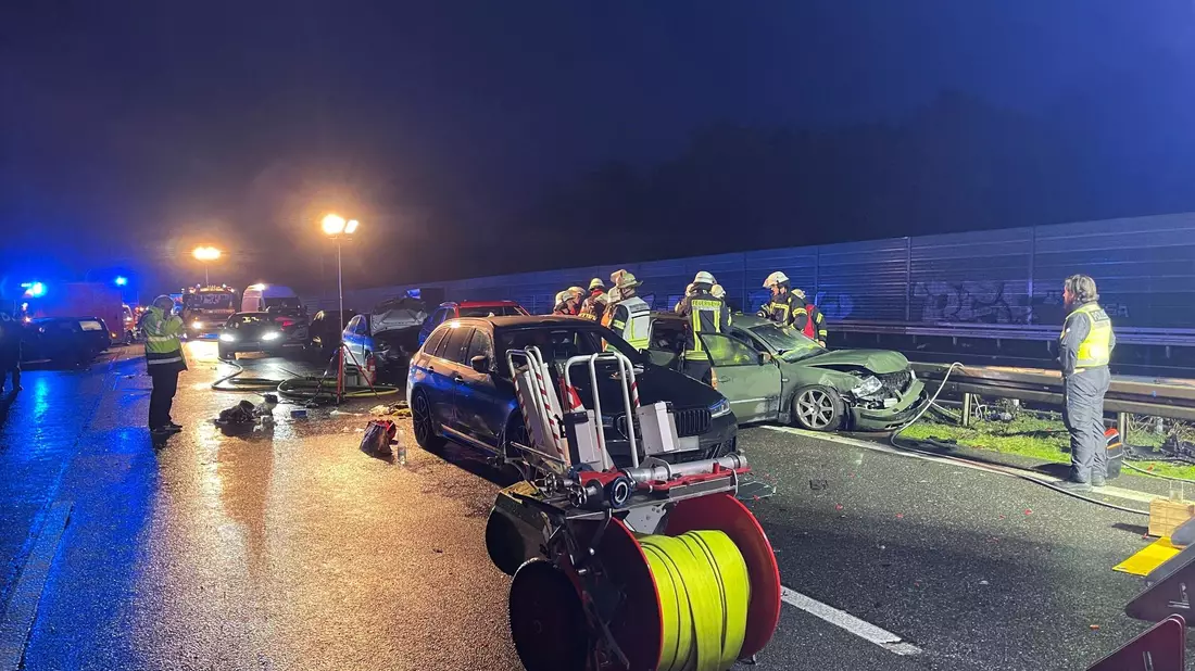 Feuerwehr und Polizei an der Unfallstelle. - Bild: Christian Müller/Westfalennews/dpa