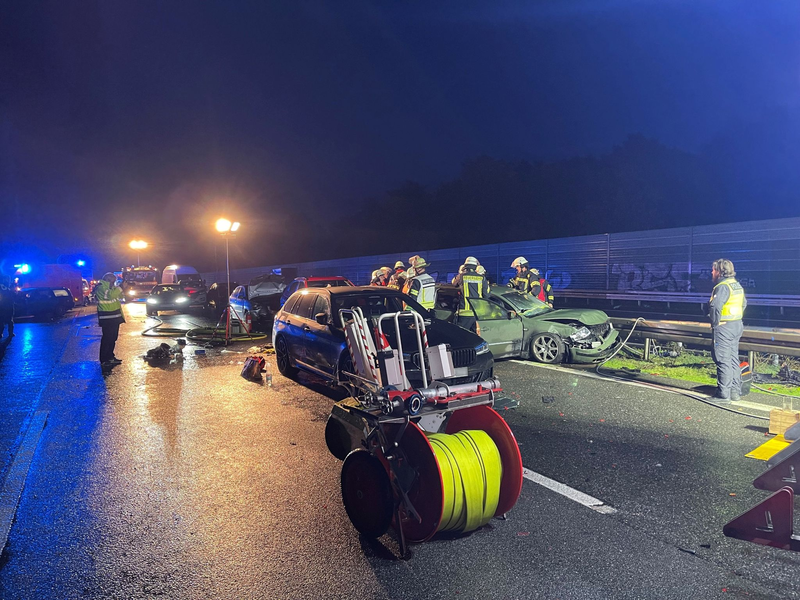 Feuerwehr und Polizei an der Unfallstelle. - Foto: Christian Müller/Westfalennews/dpa