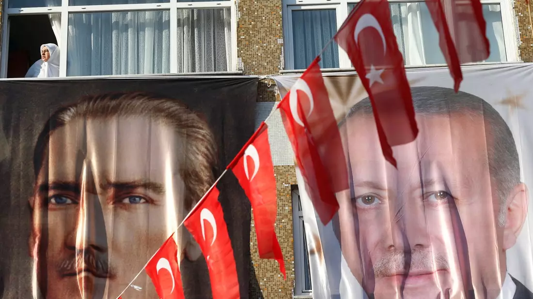 Kemal Atatürk (l) hat die Türkei 1923 gegründet, heute steht Recep Tayyip Erdogan an der Spitze des Staates. - Bild: Lefteris Pitarakis/AP/dpa