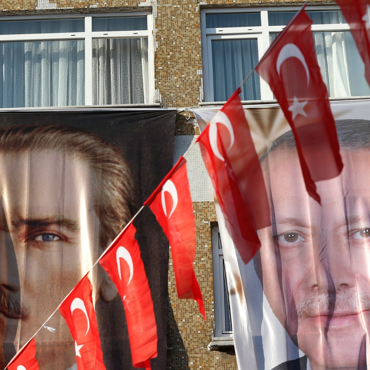 Kemal Atatürk (l) hat die Türkei 1923 gegründet, heute steht Recep Tayyip Erdogan an der Spitze des Staates. - Foto: Lefteris Pitarakis/AP/dpa