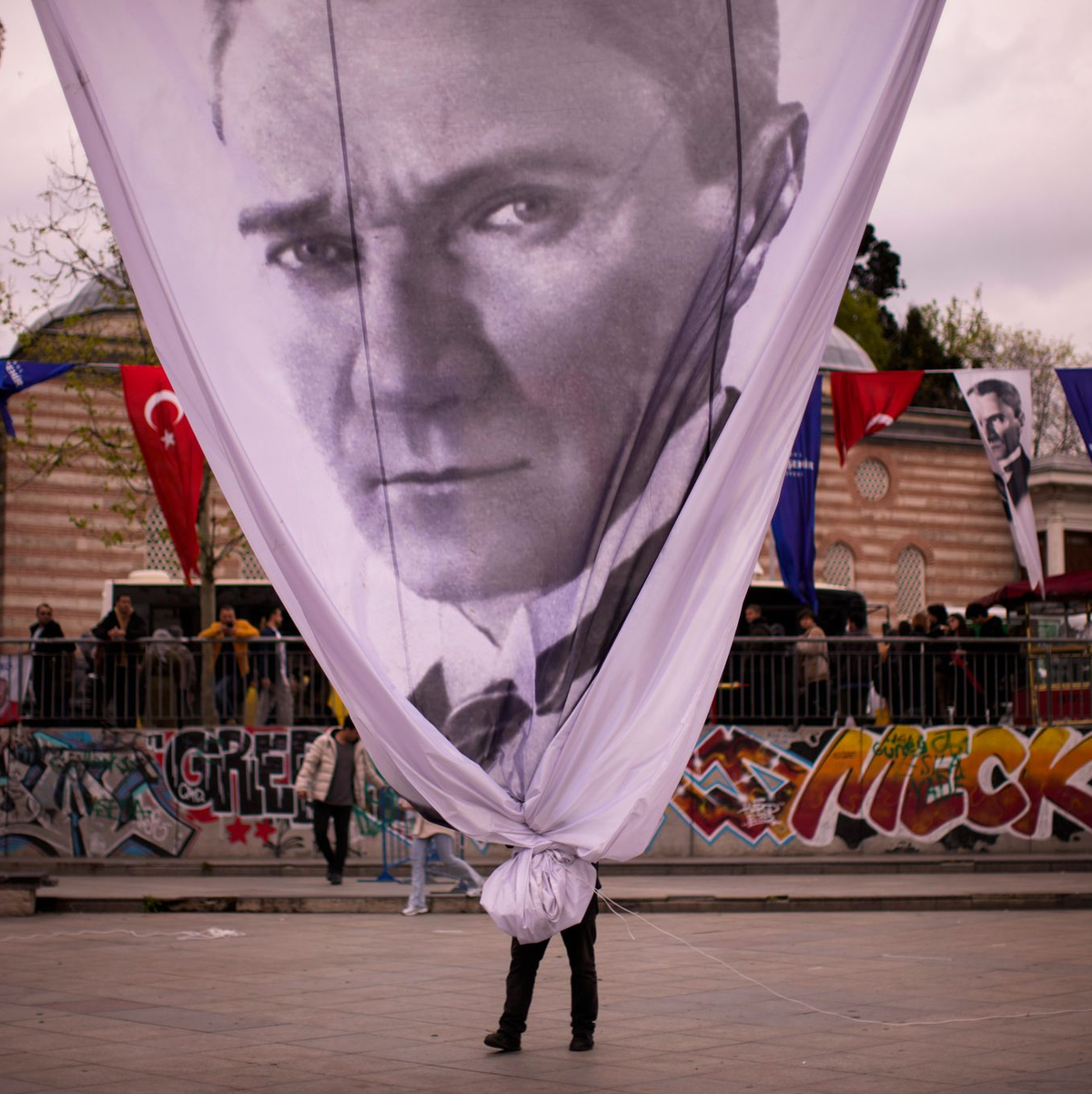 Der Personenkult um den türkischen Staatsgründer, Kemal Atatürk, ist auch heute noch lebendig. - Foto: Francisco Seco/AP/dpa