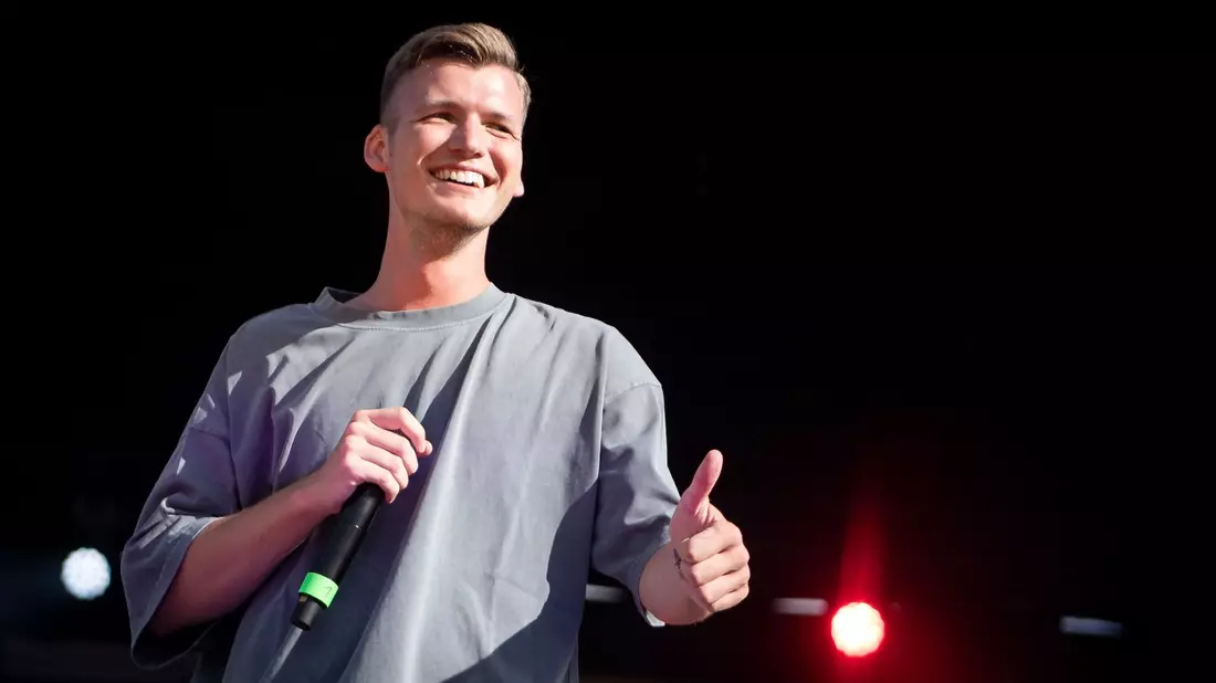 Julian Sommer wird auch 2025 wieder im «Bierkönig» einheizen. - Bild: Sina Schuldt/dpa