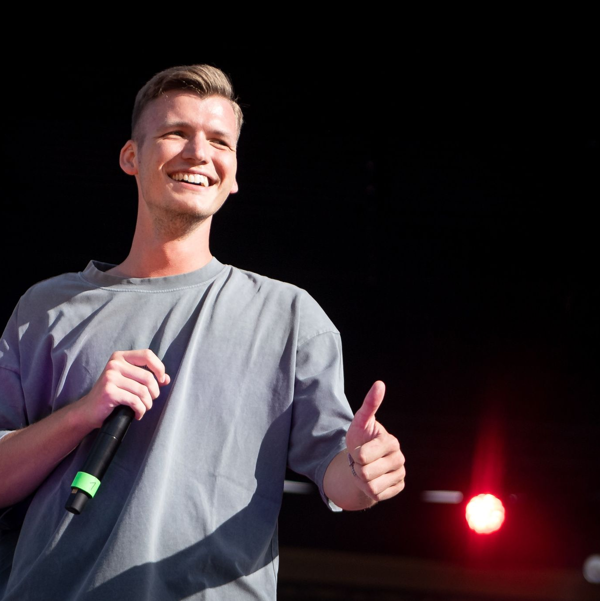 Julian Sommer wird auch 2025 wieder im «Bierkönig» einheizen. - Foto: Sina Schuldt/dpa