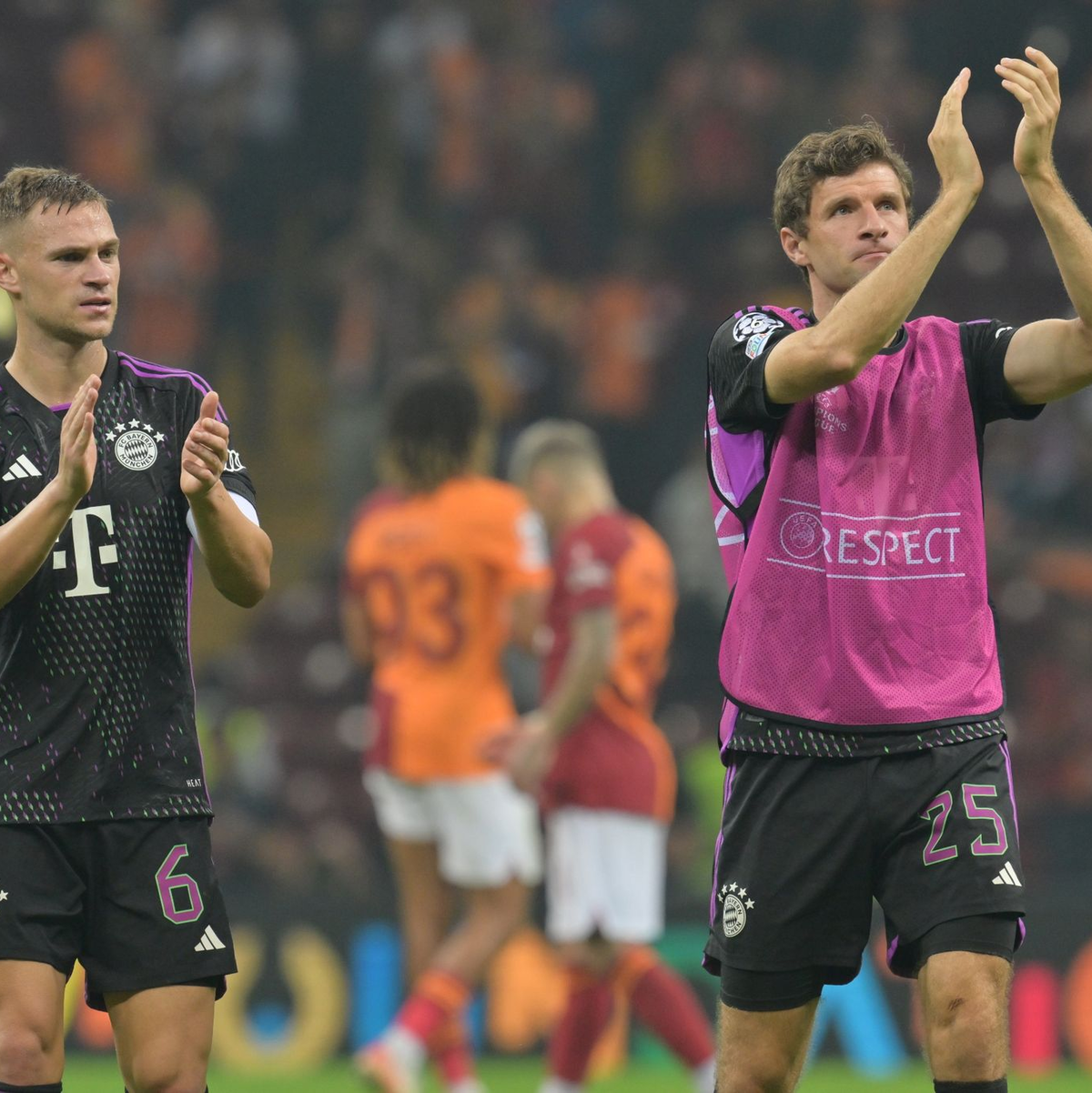 Die Bayern-Stars Joshua Kimmich (l) und Thomas Müller bedanken sich nach dem Spiel in Istanbul bei den Fans. - Foto: Peter Kneffel/dpa