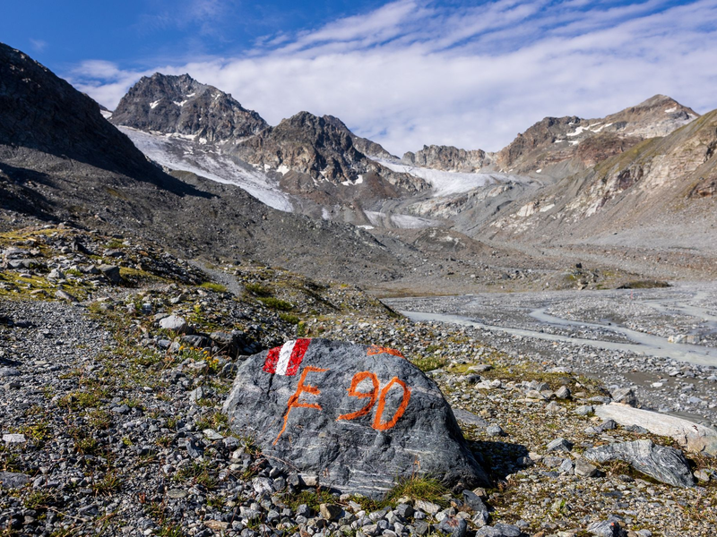 Der einst massive Eiskörper des Tiroler Jamtalgletschers. - Foto: Johann Groder/EXPA/APA/dpa