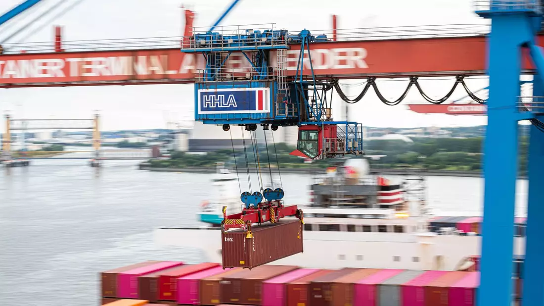 Container im Hamburger Hafen: Die Stimmung in der deutschen Wirtschaft hat sich erstmals seit einem halben Jahr verbessert. - Bild: Daniel Reinhardt/dpa