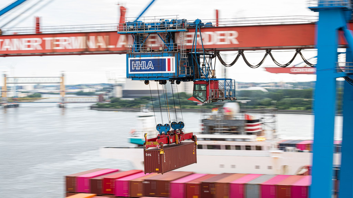 Container im Hamburger Hafen: Die Stimmung in der deutschen Wirtschaft hat sich erstmals seit einem halben Jahr verbessert. - Foto: Daniel Reinhardt/dpa