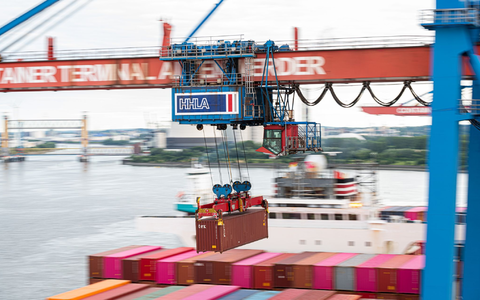 Container im Hamburger Hafen: Die Stimmung in der deutschen Wirtschaft hat sich erstmals seit einem halben Jahr verbessert. - Foto: Daniel Reinhardt/dpa Container im Hamburger Hafen: Die Stimmung in der deutschen Wirtschaft hat sich erstmals seit einem halben Jahr verbessert. - Foto: Daniel Reinhardt/dpa