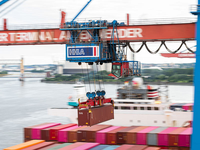 Container im Hamburger Hafen: Die Stimmung in der deutschen Wirtschaft hat sich erstmals seit einem halben Jahr verbessert. - Foto: Daniel Reinhardt/dpa
