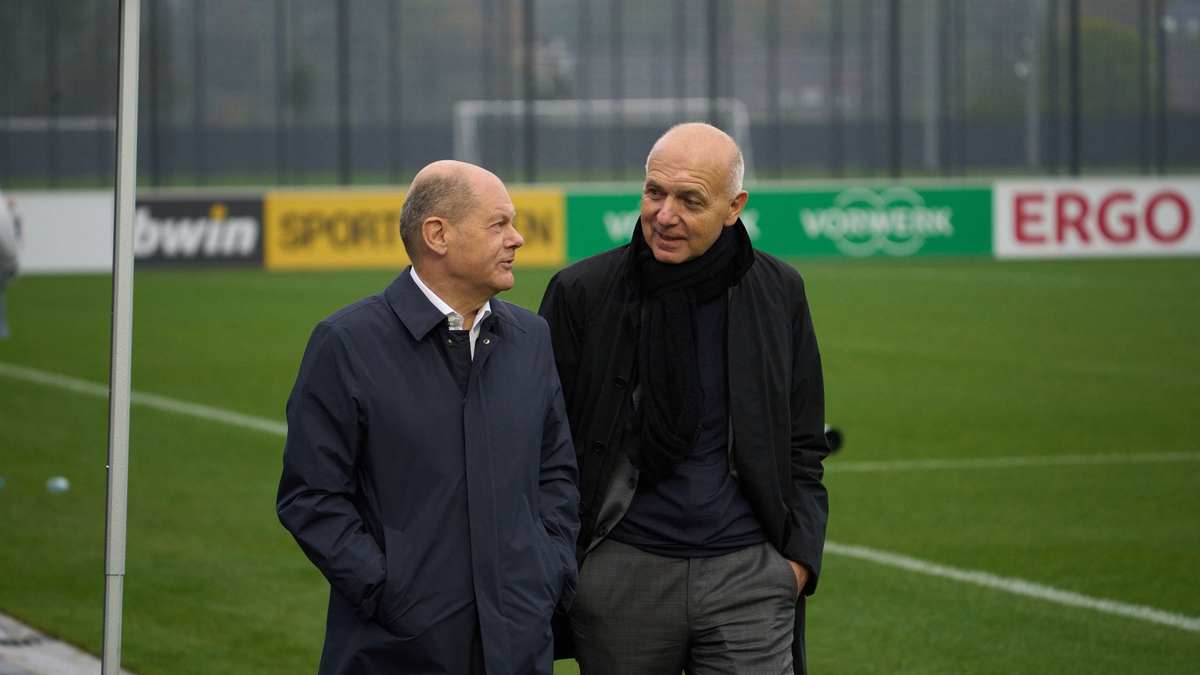 Bundeskanzler Olaf Scholz und im Gespräch mit DFB-Präsident Bernd Neuendorf. - Foto: Thomas Frey/dpa