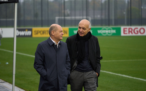 Bundeskanzler Olaf Scholz und im Gespräch mit DFB-Präsident Bernd Neuendorf. - Foto: Thomas Frey/dpa