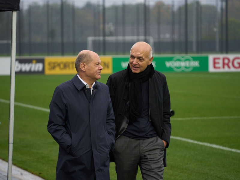 Bundeskanzler Olaf Scholz und im Gespräch mit DFB-Präsident Bernd Neuendorf. - Foto: Thomas Frey/dpa