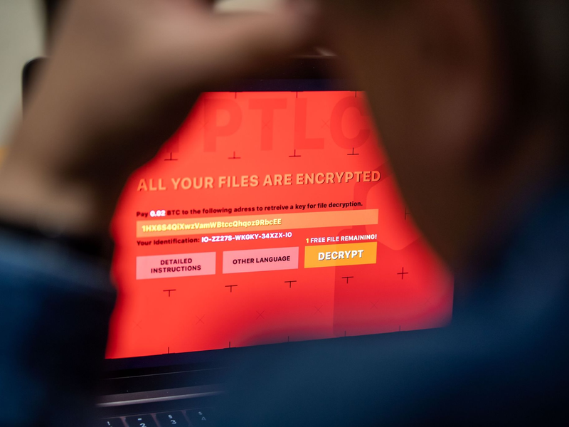 Ein Computer ist mit Ransomware befallen: Die Allianz erwartet für das laufende Jahr einen besorgniserregenden Anstieg von Cyberangriffen weltweit vor allem mit Erpressungssoftware. - Foto: Lino Mirgeler/dpa