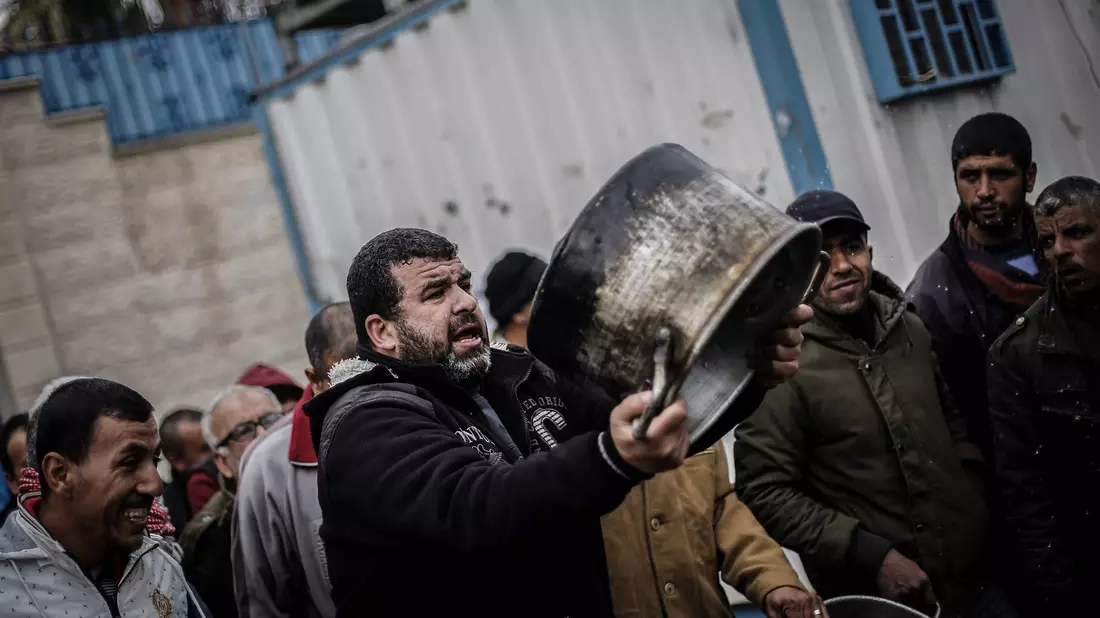 Leere Töpfe: Palästinenser protestieren gegen einen Stopp der finanziellen Hilfe für das Palästinenserhilfswerk der Vereinten Nationen (2018). - Bild: Mohammed Talatene/dpa