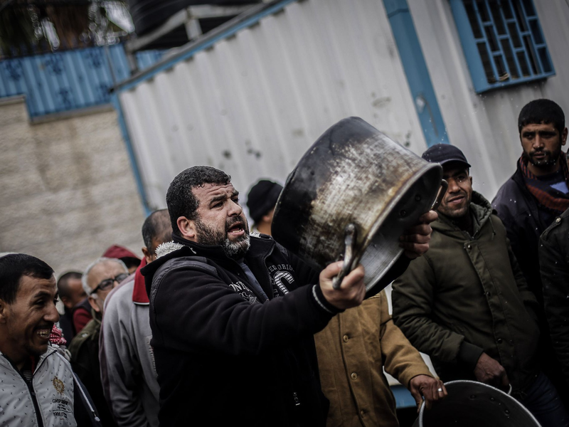 Leere Töpfe: Palästinenser protestieren gegen einen Stopp der finanziellen Hilfe für das Palästinenserhilfswerk der Vereinten Nationen (2018). - Foto: Mohammed Talatene/dpa
