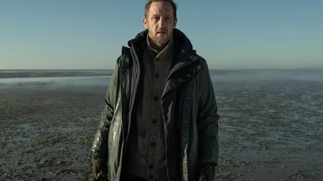 Larenz (Stephan Kampwirth) findet seinen Hund Sindbad tot im Wattenmeer. - Bild: Britta Krehl/Ziegler Film/Amazon Prime/dpa