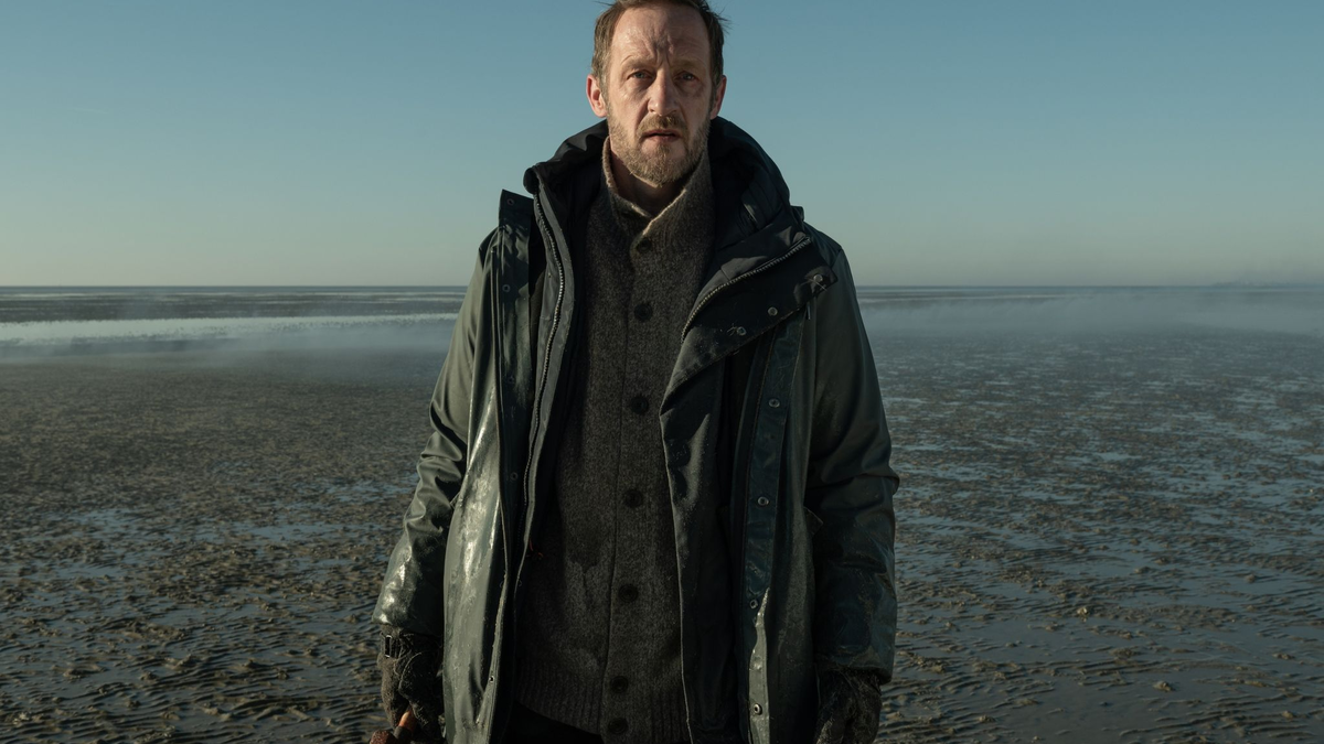 Larenz (Stephan Kampwirth) findet seinen Hund Sindbad tot im Wattenmeer. - Foto: Britta Krehl/Ziegler Film/Amazon Prime/dpa