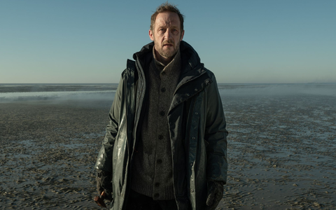 Larenz (Stephan Kampwirth) findet seinen Hund Sindbad tot im Wattenmeer. - Foto: Britta Krehl/Ziegler Film/Amazon Prime/dpa Larenz (Stephan Kampwirth) findet seinen Hund Sindbad tot im Wattenmeer. - Foto: Britta Krehl/Ziegler Film/Amazon Prime/dpa