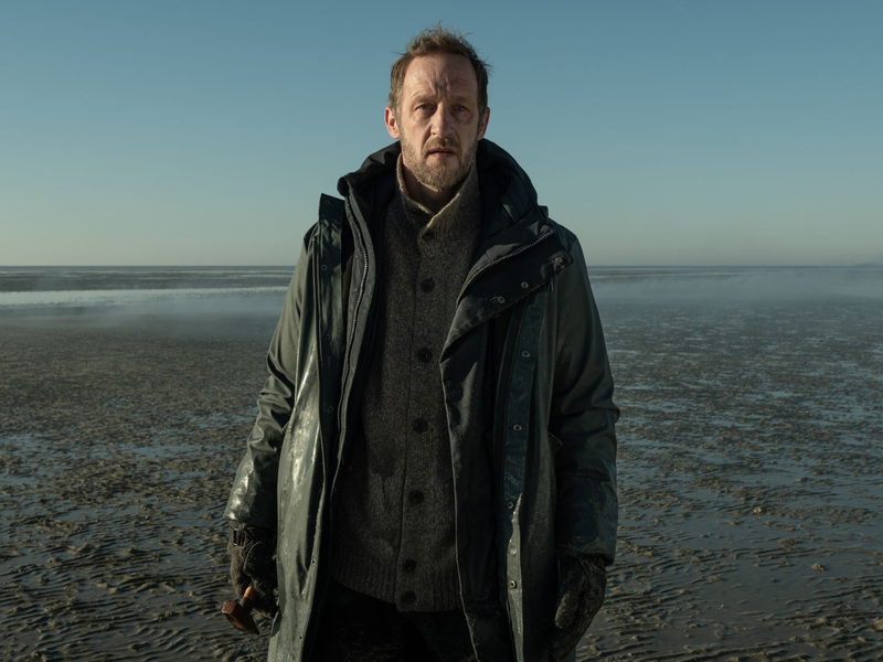 Larenz (Stephan Kampwirth) findet seinen Hund Sindbad tot im Wattenmeer. - Foto: Britta Krehl/Ziegler Film/Amazon Prime/dpa