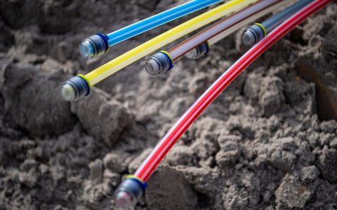 Für schnelleres Internet: Glasfaserkabel auf einer Baustelle. - Foto: Sina Schuldt/dpa