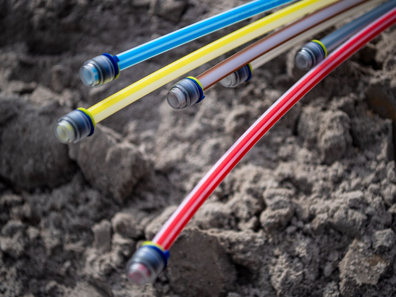 Für schnelleres Internet: Glasfaserkabel auf einer Baustelle. - Foto: Sina Schuldt/dpa