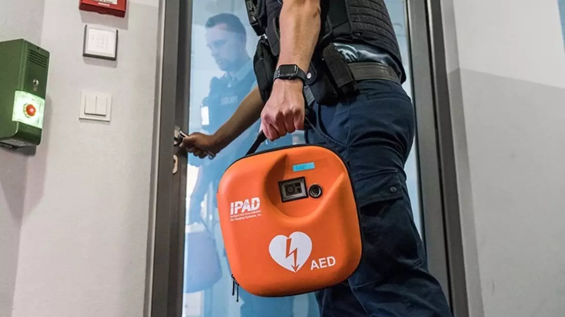 BPOLI EF: Mann am Flughafen durch Bundespolizei erfolgreich reanimiert - Bild: presseportal.de