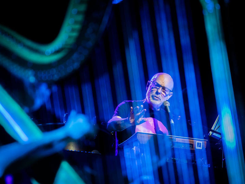 Brian Eno tritt mit dem Baltic Sea Philharmonic Orchester unter Dirigent Kristjan Järvi in der Berliner Philharmonie auf. - Foto: Christoph Soeder/dpa
