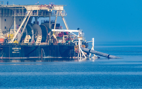 Auf dem Pipeline-Verlegeschiff «Castoro 10» vor Lubmin bauen Fachleute an der Anbindungspipeline des umstrittenen Rügener Flüssigerdgas-Terminals in Mukran. - Foto: Stefan Sauer/dpa
