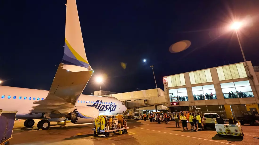 Alaska Airlines prüft nach einem Zwischenfall mit einem Fenster alle Maschinen des Typs Boeing 737-9 Max. (Archivbild) - Bild: Ted S. Warren/AP/dpa