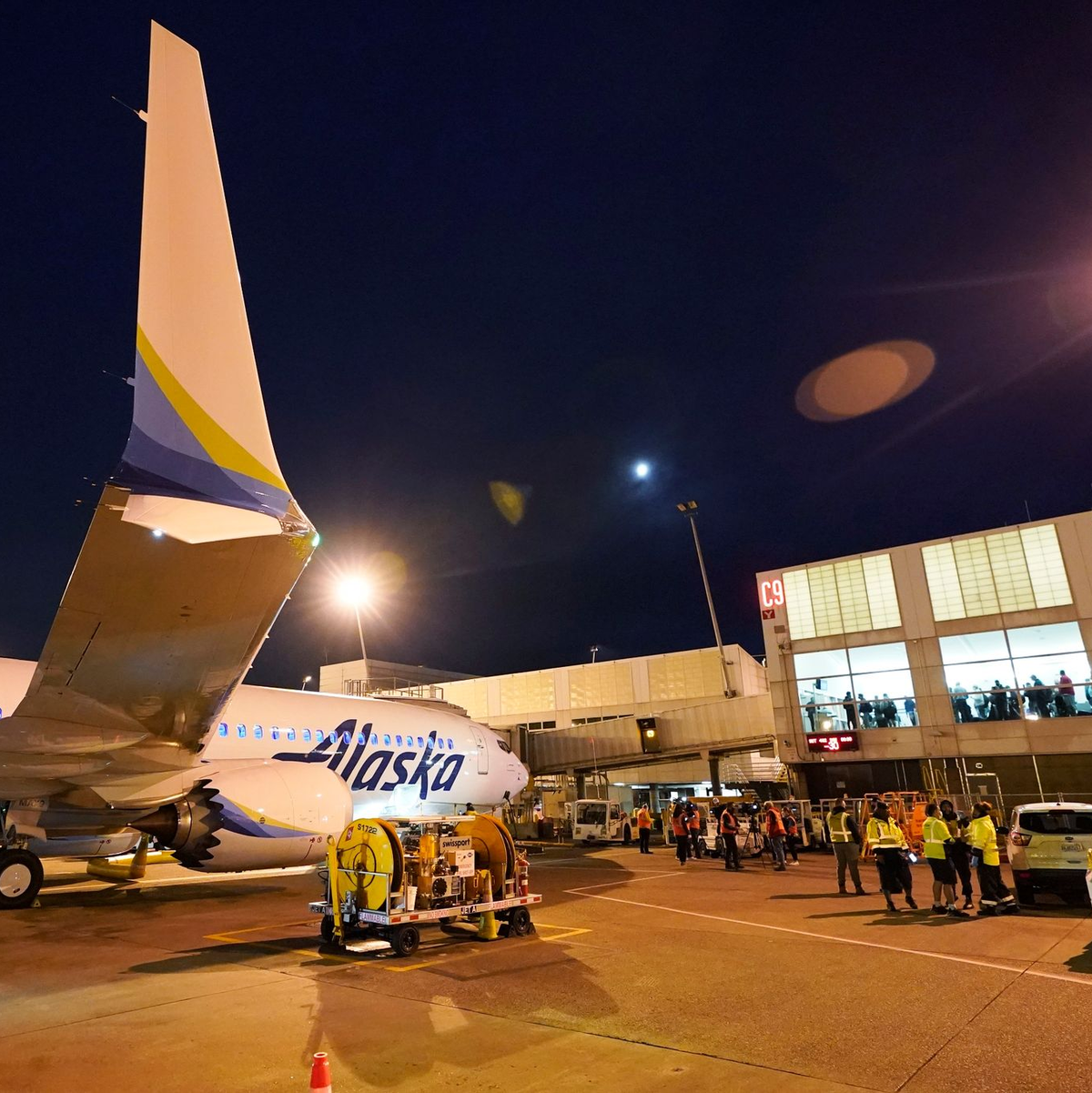 Alaska Airlines prüft nach einem Zwischenfall mit einem Fenster alle Maschinen des Typs Boeing 737-9 Max. (Archivbild) - Foto: Ted S. Warren/AP/dpa
