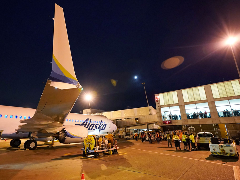 Alaska Airlines prüft nach einem Zwischenfall mit einem Fenster alle Maschinen des Typs Boeing 737-9 Max. (Archivbild) - Foto: Ted S. Warren/AP/dpa