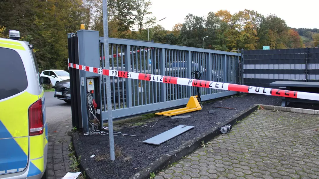 POL-RBK: Overath - Unbekannte verwüsten städtisches Gebäude bei Einbruch und entwenden ein Fahrzeug und mehrere Arbeitsgeräte - Bild: presseportal.de