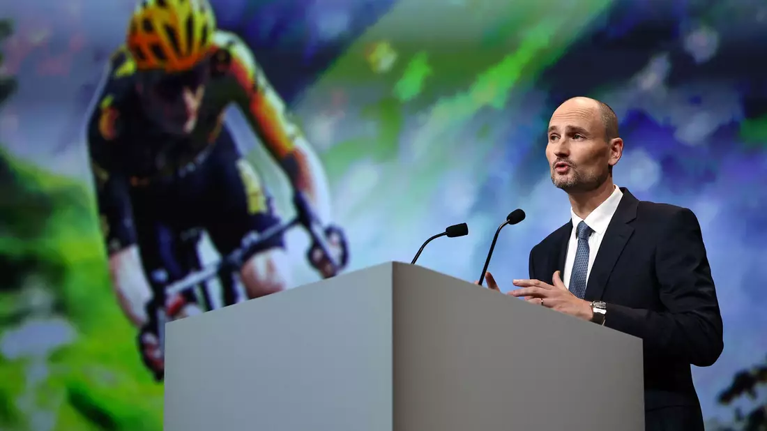 Jean-Etienne Amaury, Präsident der Amaury Sport Organisation, bei der Vorstellung der offiziellen Strecke der Tour de France 2024. - Bild: Anne-Christine Poujoulat/AFP/dpa