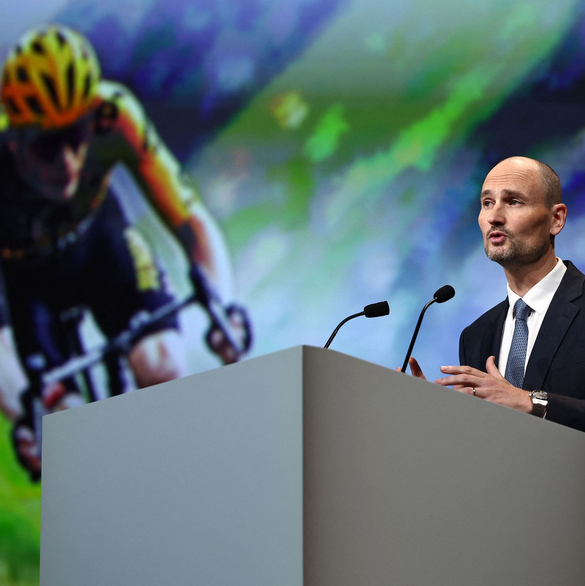 Jean-Etienne Amaury, Präsident der Amaury Sport Organisation, bei der Vorstellung der offiziellen Strecke der Tour de France 2024. - Foto: Anne-Christine Poujoulat/AFP/dpa