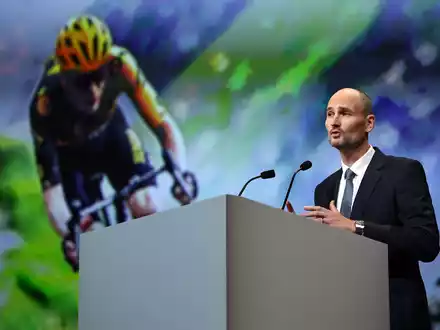 Jean-Etienne Amaury, Präsident der Amaury Sport Organisation, bei der Vorstellung der offiziellen Strecke der Tour de France 2024. - Foto: Anne-Christine Poujoulat/AFP/dpa