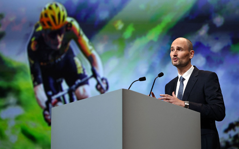 Jean-Etienne Amaury, Präsident der Amaury Sport Organisation, bei der Vorstellung der offiziellen Strecke der Tour de France 2024. - Foto: Anne-Christine Poujoulat/AFP/dpa