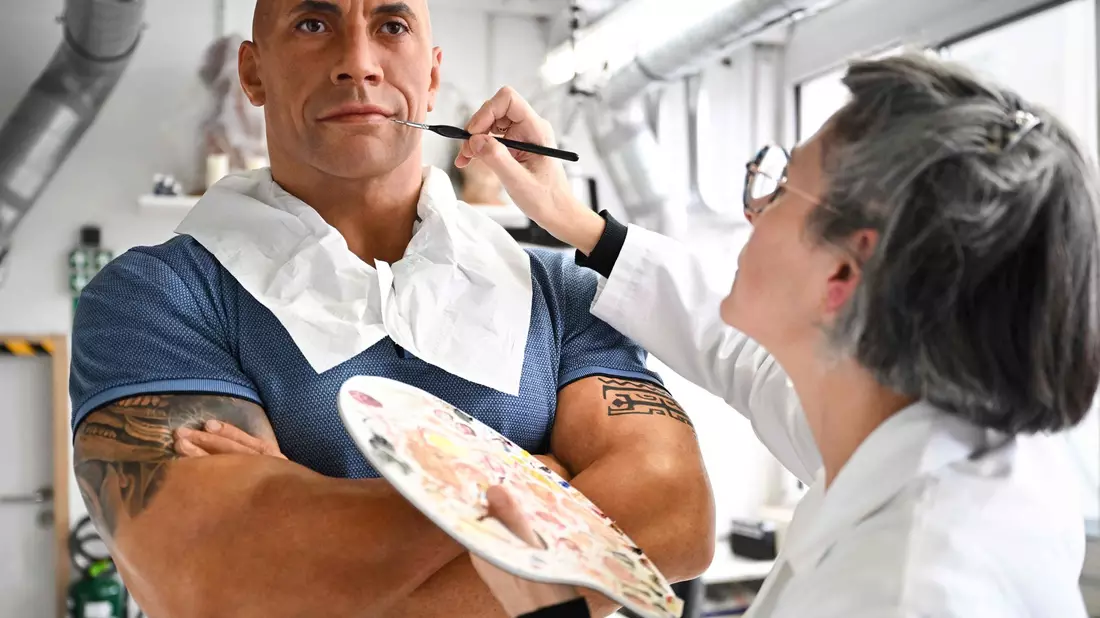Die Wachsfigur von Dwayne Johnson wird überarbeitet. - Bild: Stefano Rellandini/AFP/dpa