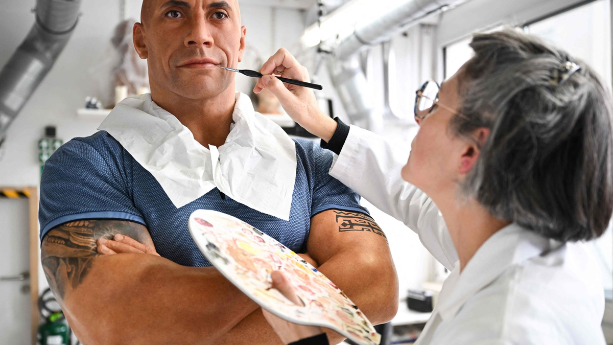 Die Wachsfigur von Dwayne Johnson wird überarbeitet. - Foto: Stefano Rellandini/AFP/dpa