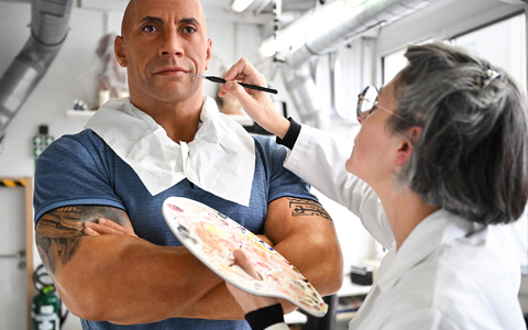 Die Wachsfigur von Dwayne Johnson wird überarbeitet. - Foto: Stefano Rellandini/AFP/dpa