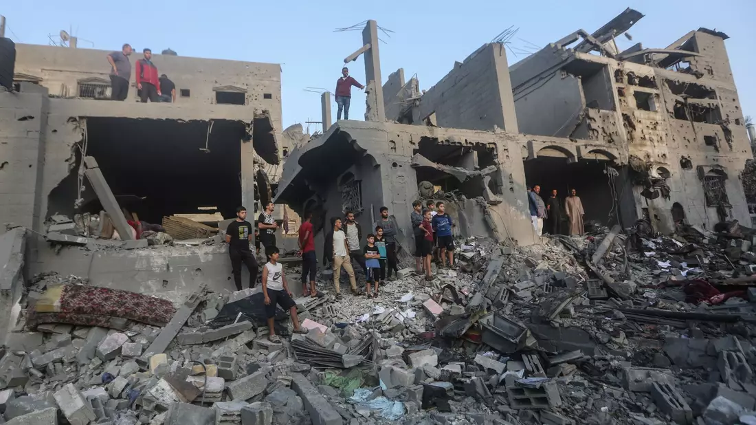 Palästinenser suchen Schutz in einer vom UNRWA betriebenen Schule im Gazastreifen. - Bild: Mohammed Talatene/dpa
