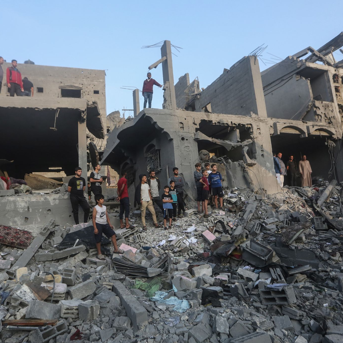 Palästinenser suchen Schutz in einer vom UNRWA betriebenen Schule im Gazastreifen. - Foto: Mohammed Talatene/dpa