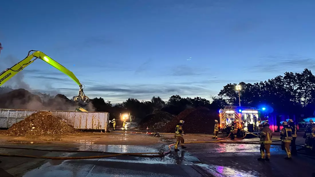 FW Lage: Feuer 2 / Kleinbrand im Freien - 25.10.2023 - 03:15 Uhr - Bild: presseportal.de