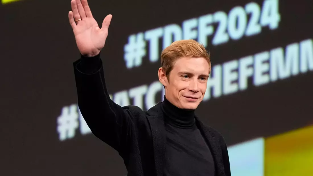 Titelverteidiger Jonas Vingegaard bei der Strecken-Präsentation der 111. Tour de France. - Bild: Pavel Golovkin/AP/dpa
