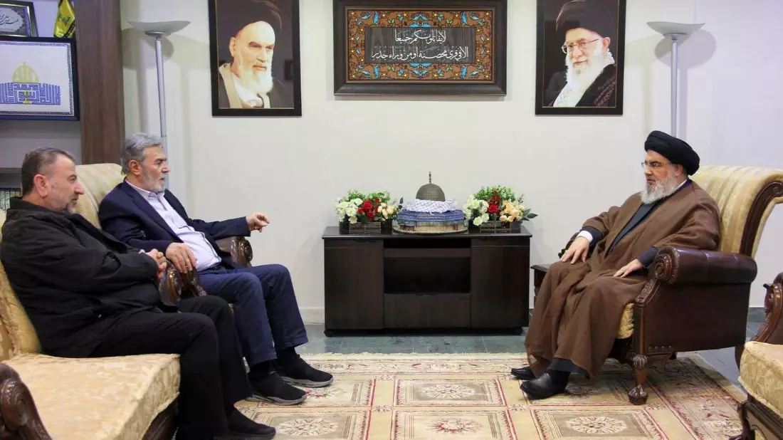 Das Foto, das vom Medienbüro der Hisbollah veröffentlicht wurde, zeigt Hisbollah-Chef Hassan Nasrallah (r-l) bei einem Treffen mit  Siad Nachali, PIJ-Anführer in den Palästinensergebieten und dem Hamas-Vizechef Salih al-Aruri. - Bild: Uncredited/Hezbollah Media Relations Office/AP/dpa