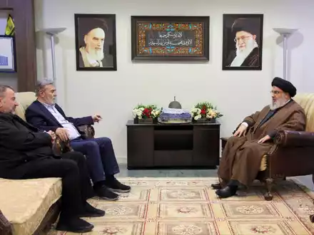 Das Foto, das vom Medienbüro der Hisbollah veröffentlicht wurde, zeigt Hisbollah-Chef Hassan Nasrallah (r-l) bei einem Treffen mit  Siad Nachali, PIJ-Anführer in den Palästinensergebieten und dem Hamas-Vizechef Salih al-Aruri. - Foto: Uncredited/Hezbollah Media Relations Office/AP/dpa