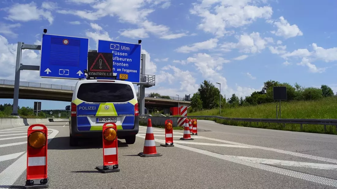 Bundespolizeidirektion München: Unter Drogeneinfluss und mit verbotenen Substanzen hinterm Steuer/ Bundespolizei findet Arzneimittel, Drogen, Bargeld und teure Uhr - Bild: presseportal.de