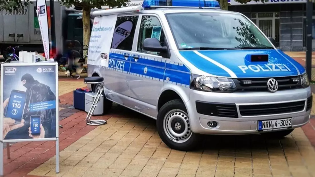 POL-DN: Plakettenübergabe und Sicherheitsberatung der Polizei Düren - Bild: presseportal.de