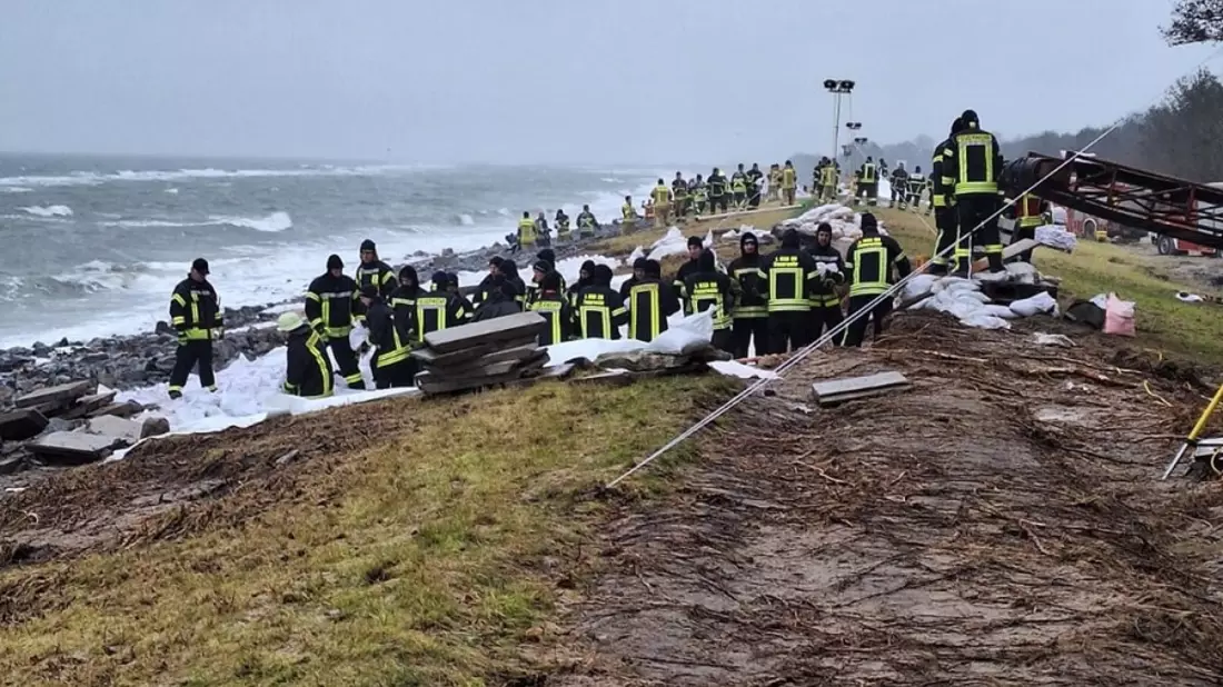 FW-SE: Kräfte aus dem Kreis Segeberg bei Deichverteidigung gefordert - Bild: presseportal.de