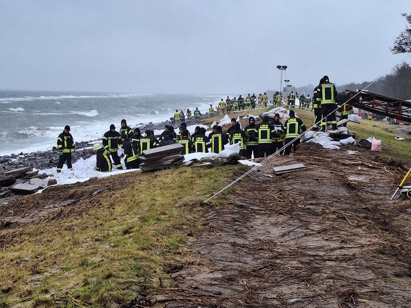 FW-SE: Kräfte aus dem Kreis Segeberg bei Deichverteidigung gefordert - Foto: presseportal.de